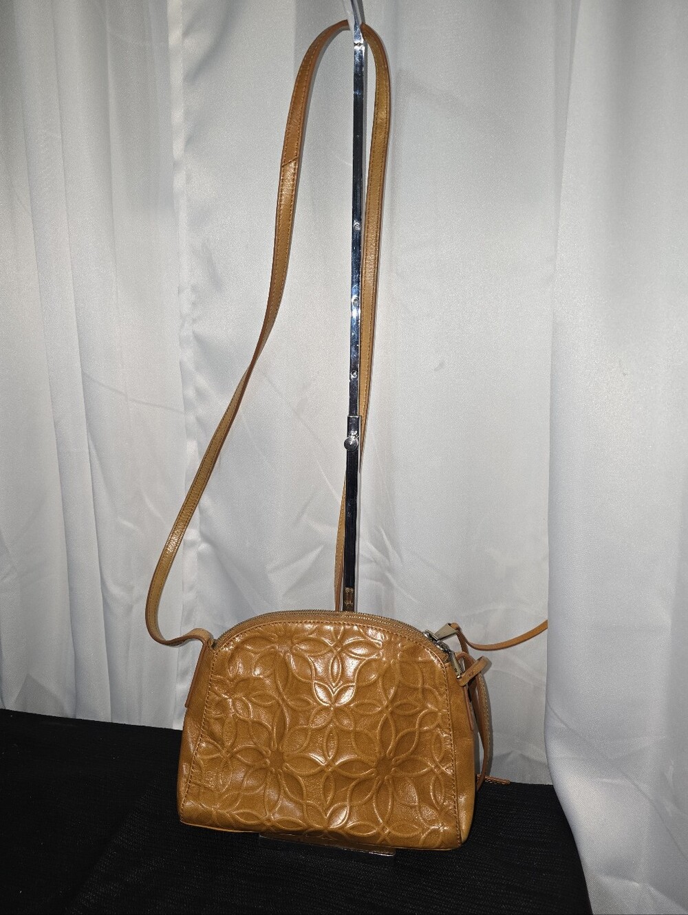 HOBO GENUINE Leather 3 DEVIDER Crossbody Bag with Quilted Designed - Picture 8 of 12
